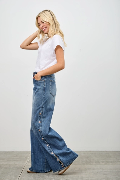 High Rise Wide Leg w/ Rivets Jeans