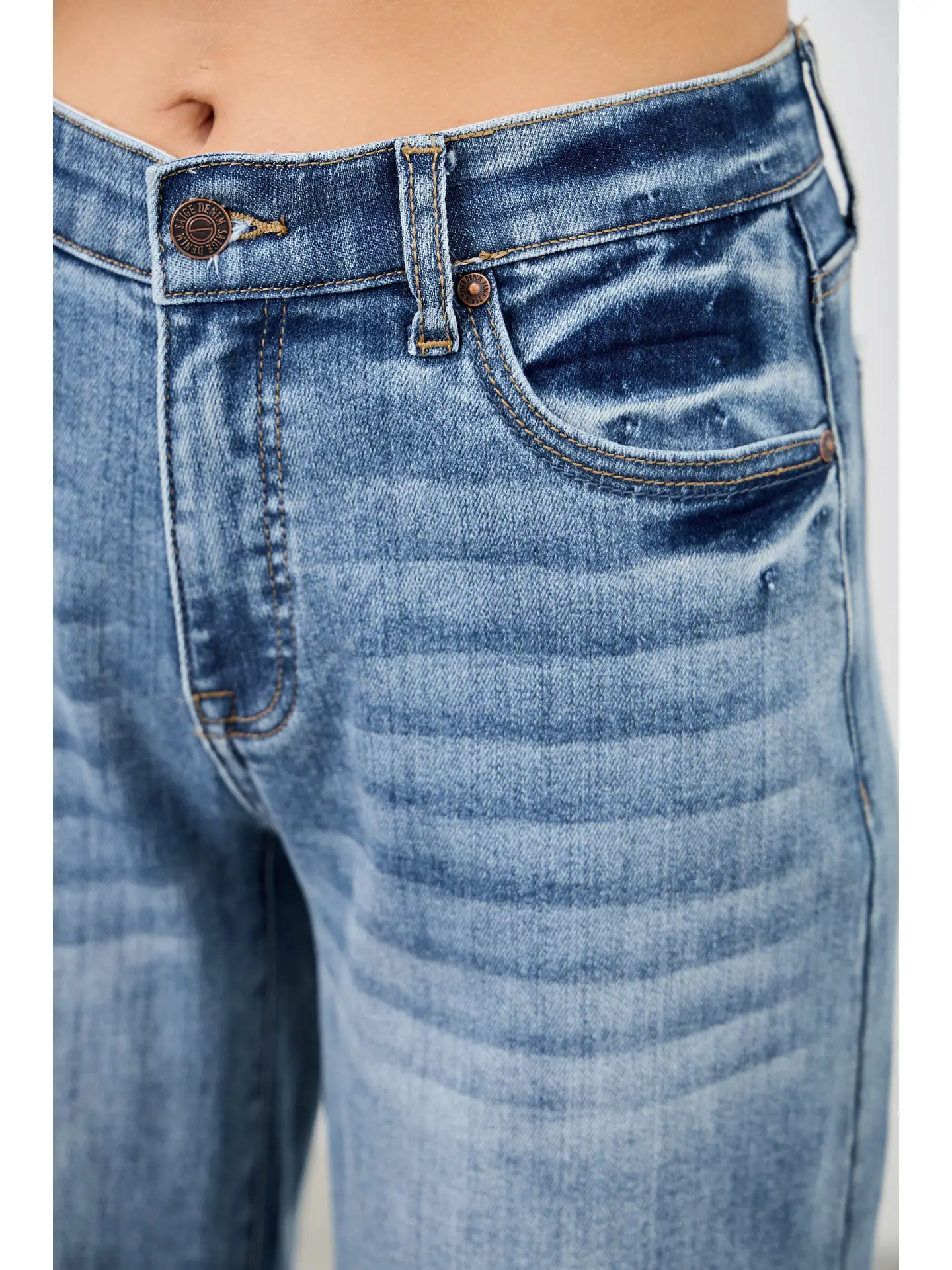 Mid Rise wide Frayed Seam Jeans