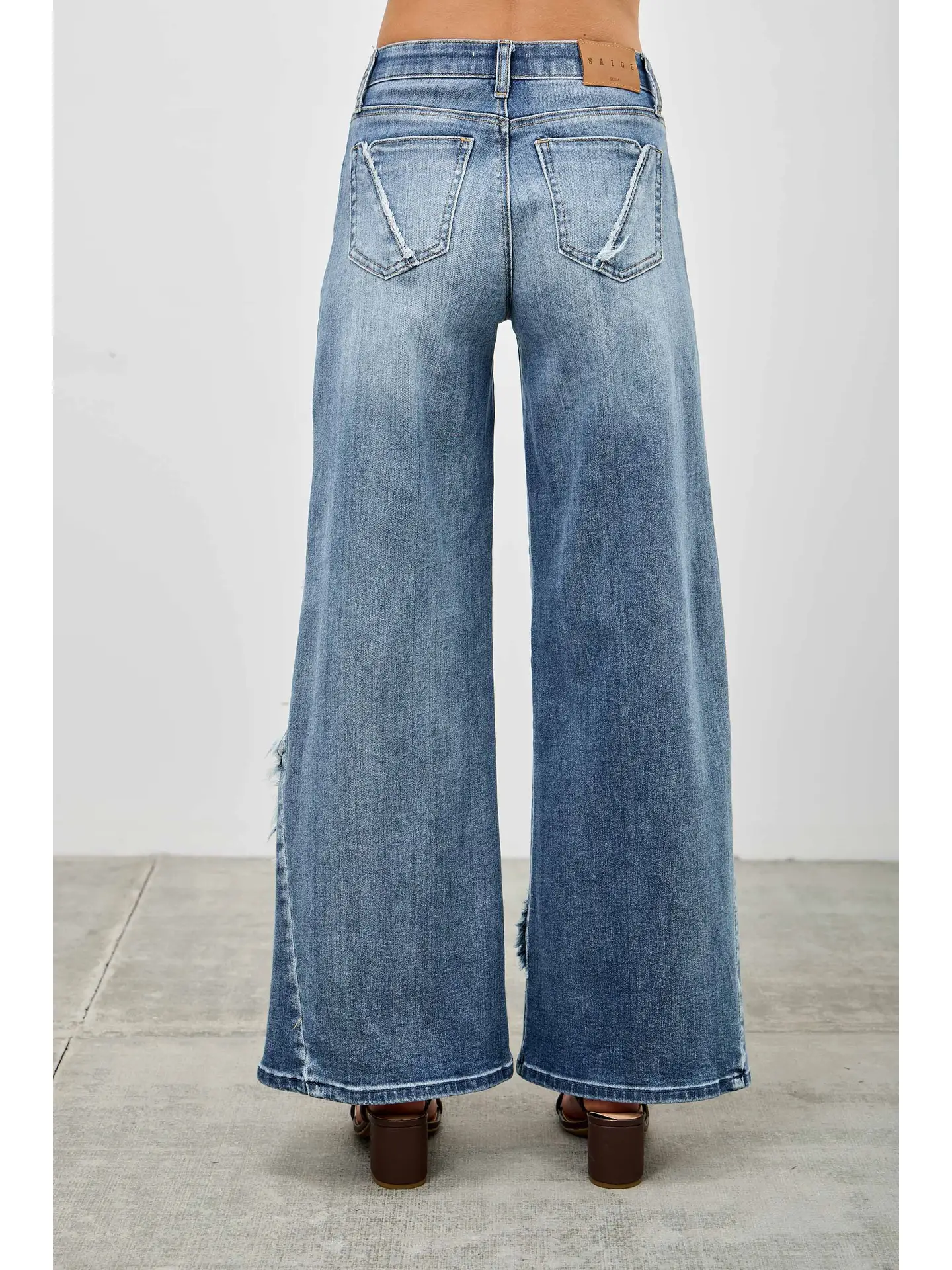 Mid Rise wide Frayed Seam Jeans